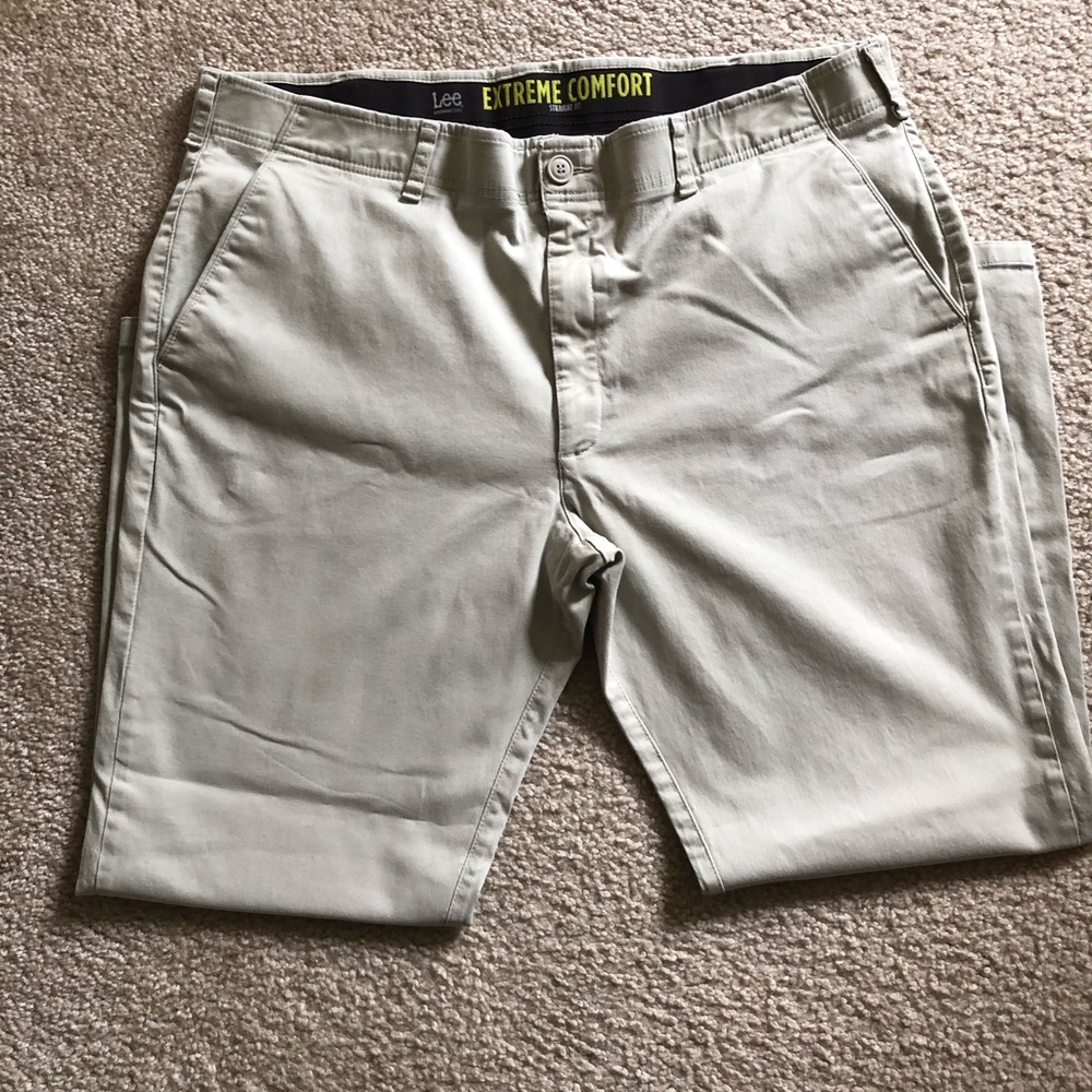 Lee extreme comfort straight 42/30.
